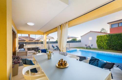 Pinezici Villa | House with pool and whirlpool