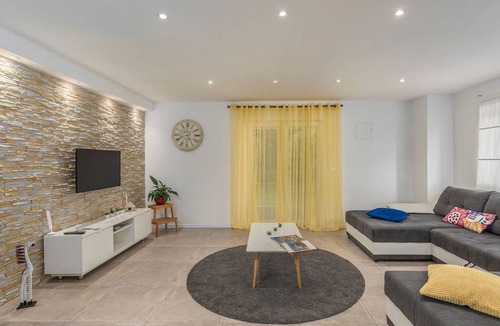 Diklici House | House with private pool for 10 people surrounded by vineyard in a quiet location