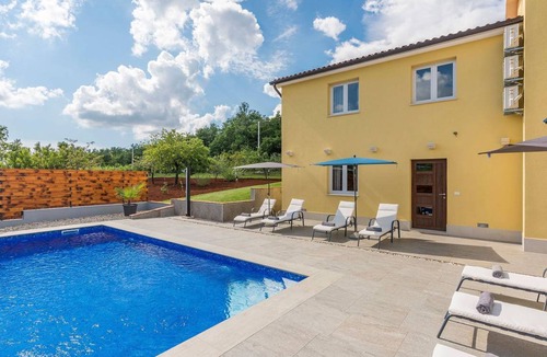 Diklici House | House with private pool for 10 people surrounded by vineyard in a quiet location