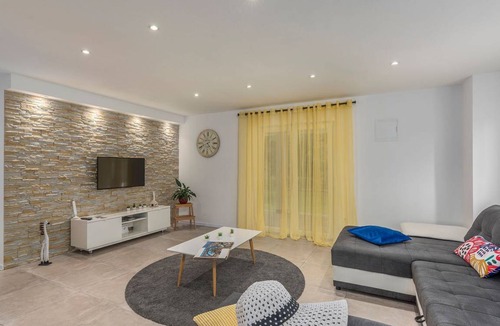 Diklici House | House with private pool for 10 people surrounded by vineyard in a quiet location