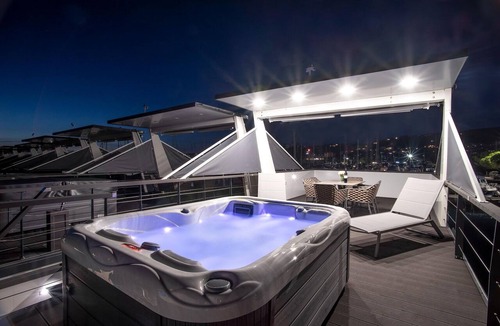 Seca Boat Rental | Houseboat with roof terrace and hot tub