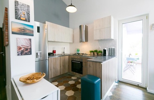 Gulici Apartment | Industrial style 2 Bedroom Apt 3 min from the beach!