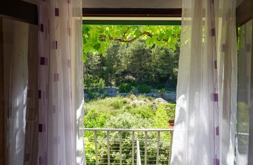 Selca Cottage | Island getaway studio with shared outdoor pool and tennis court