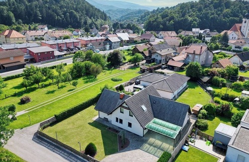 Limbus House | Jacuzzi, BBQ and EV Charger | 5BR Villa with Garden