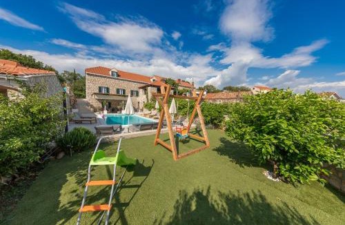 Mocici Villa | Joe