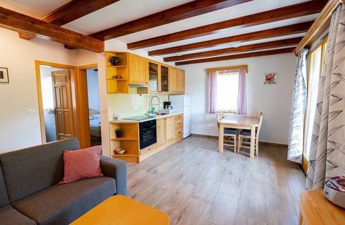 Metlika House | Lahinja & Kolpa River Apartment bis zu 4 Prs, Beheizter Pool, Sauna, Jakuzzi