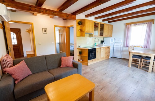 Metlika House | Lahinja & Kolpa River Apartment bis zu 4 Prs, Beheizter Pool, Sauna, Jakuzzi