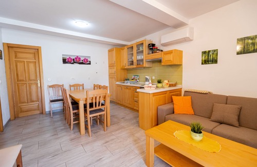 Metlika House | LAHINJA & KOLPA RIVER APARTMENT up to 8 pax, heated pool, sauna, jacuzzi