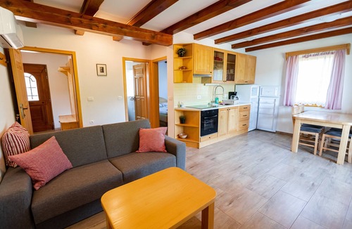 Metlika House | LAHINJA & KOLPA RIVER APARTMENT up to 8 pax, heated pool, sauna, jacuzzi