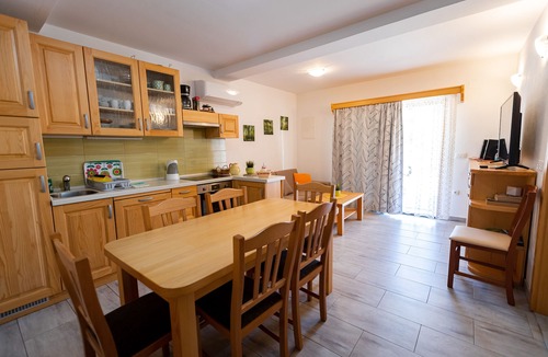 Metlika House | LAHINJA & KOLPA RIVER APARTMENT up to 8 pax, heated pool, sauna, jacuzzi