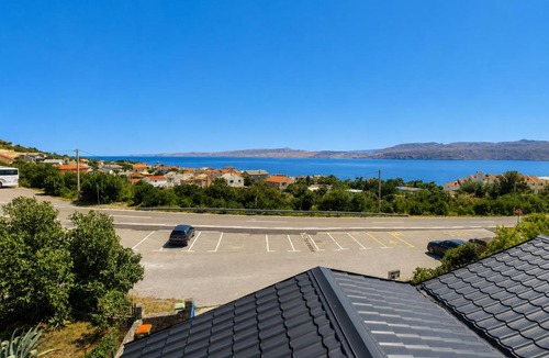 Karlobag Apartment | Large 4-Bedroom Apartment with Sea View & Balcony