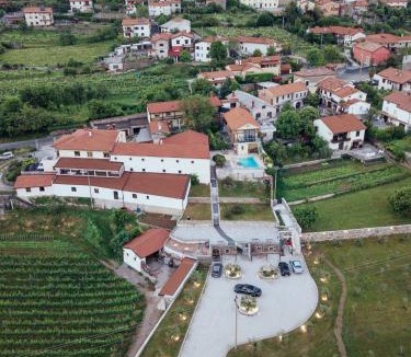 Tomaj Villa | Large Villa HerMes arT in Karst Wine Region