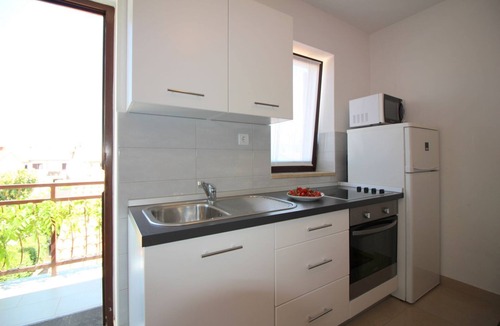 Brulo Apartment | Light-filled apartment just 400 metres from the beach with sea views, WiFi, air conditioning