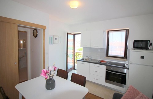 Brulo Apartment | Light-filled apartment just 400 metres from the beach with sea views, WiFi, air conditioning
