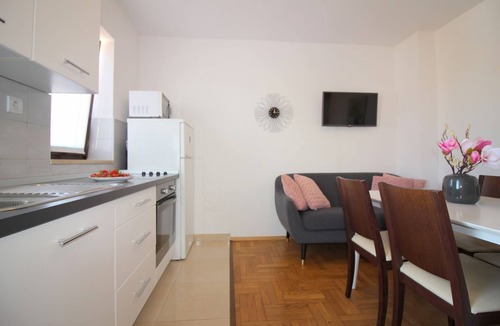 Brulo Apartment | Light-filled apartment just 400 metres from the beach with sea views, WiFi, air conditioning