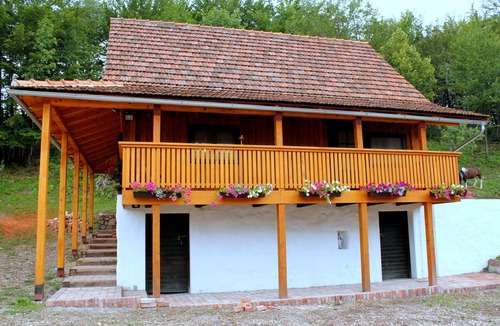 Velika Plana Cabin | Linden Tree Retreat & Ranch