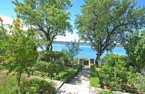 Obrovac Apartment | Lovely apartment for 5 guests with A/C, TV, terrace and parking