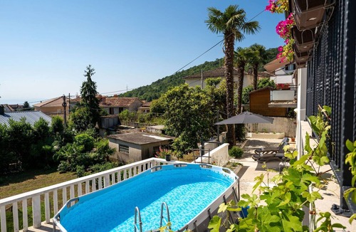 Rukavac Apartment | Lovely apartment for 3 people with WIFI, private pool, A/C, TV and terrace