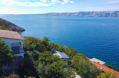 Senj Apartment | Lovely apartment for 4 guests with WIFI, A/C, TV, terrace and pets allowed
