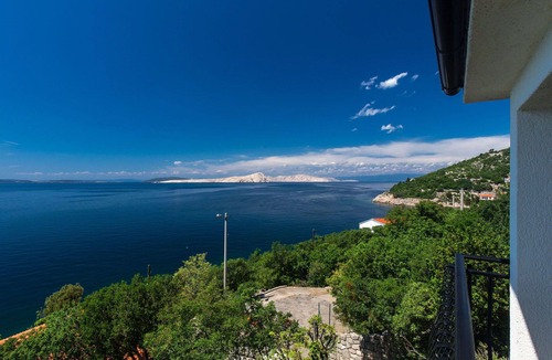 Senj Apartment | Lovely apartment for 4 guests with WIFI, A/C, TV, terrace and pets allowed