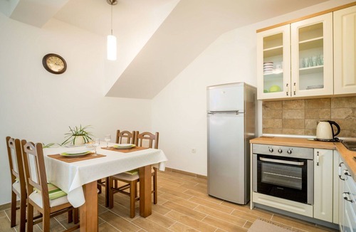 Senj Apartment | Lovely apartment for 4 guests with WIFI, pool, TV, terrace and pets allowed