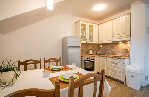Senj Apartment | Lovely apartment for 4 guests with WIFI, pool, TV, terrace and pets allowed