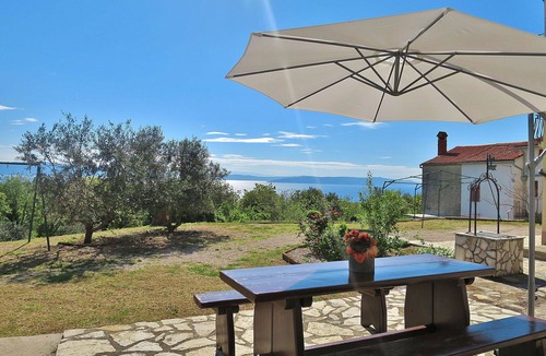 Crni Apartment | Lovely apartment for 4 guests with A/C, WIFI, TV, terrace and pets allowed