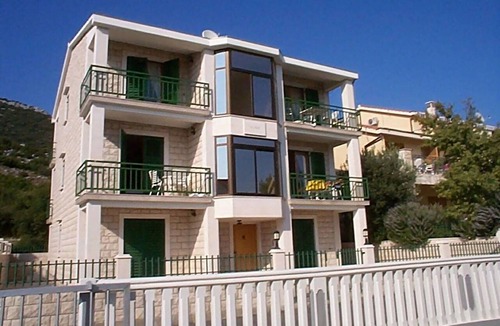 Stankovici Apartment | Lovely apartment for 4 people with A/C, pool, WIFI, terrace, pets allowed and panoramic view