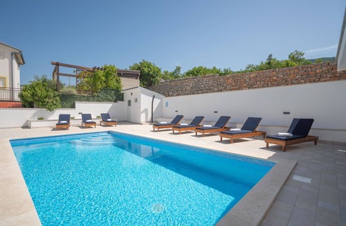 Klenovica Apartment | Lovely apartment for 4 people with WIFI, pool, A/C, TV and terrace