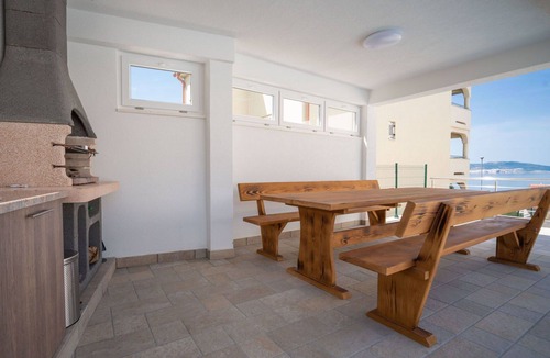Klenovica Apartment | Lovely apartment for 4 people with WIFI, pool, A/C, TV and terrace