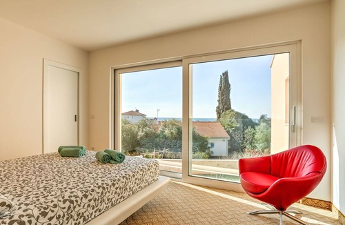 Lovrecica Apartment | Lovely apartment for 6 guests with A/C, WIFI, TV, terrace and pets allowed