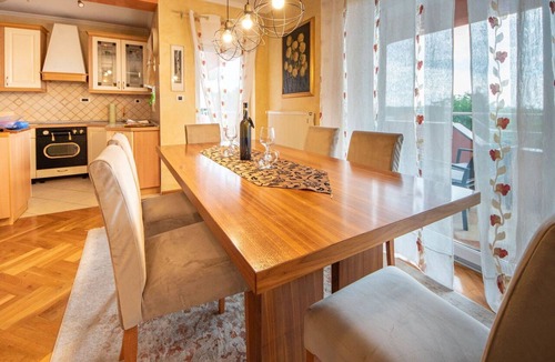 Viskovo Apartment | Lovely apartment for 6 guests with WIFI, A/C, pool, TV, balcony, pets allowed and panoramic view
