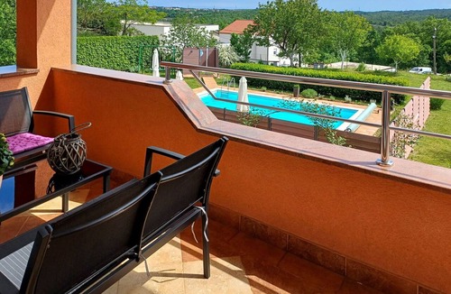 Viskovo Apartment | Lovely apartment for 6 guests with WIFI, A/C, pool, TV, balcony, pets allowed and panoramic view