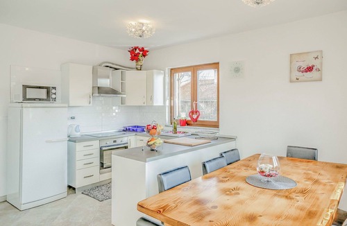 Tar-Vabriga Apartment | Lovely apartment for 6 people with WIFI, A/C, pool, TV, terrace and pets allowed