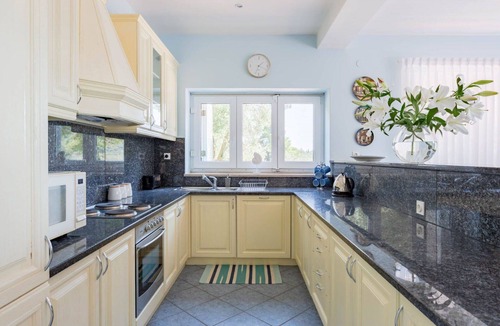 Mali Ston Apartment | Lovely apartment for 8 people with A/C, hot tub, WIFI, TV and terrace