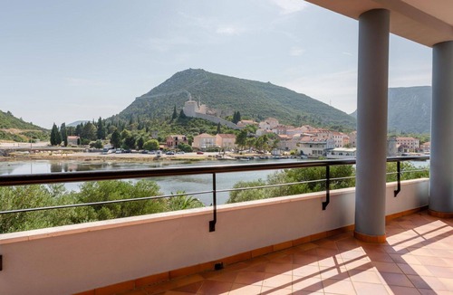 Mali Ston Apartment | Lovely apartment for 8 people with A/C, hot tub, WIFI, TV and terrace