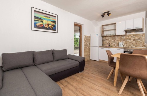 Cres Apartment | Lovely apartment in Cres with WiFi