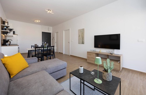 Seget Donji Apartment | Lovely apartment in Seget Donji with WiFi