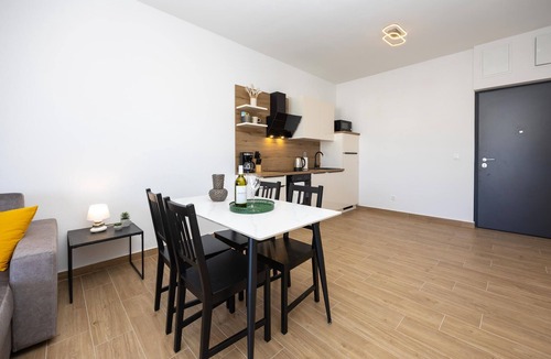 Seget Donji Apartment | Lovely apartment in Seget Donji with WiFi