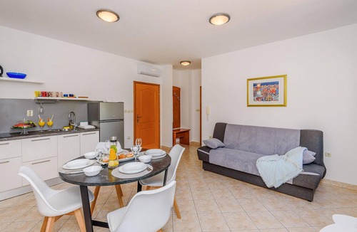 Klek Apartment | Lovely apartment in Klek with swimming pool