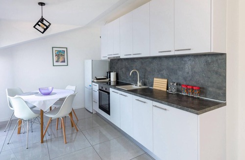 Komarna Apartment | Lovely apartment in Komarna with house sea view