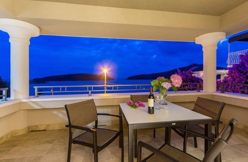 Molunat Apartment | Lovely apartment in Molunat with swimming pool