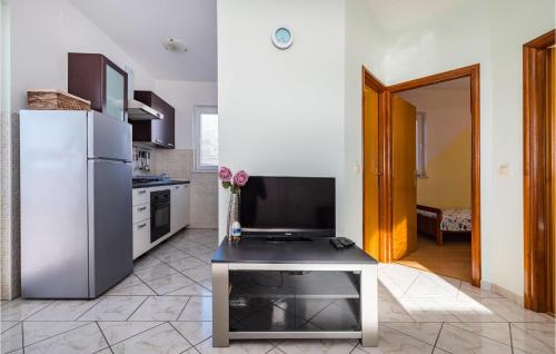 Rtina Apartment | Lovely Apartment In Rtina With Wifi