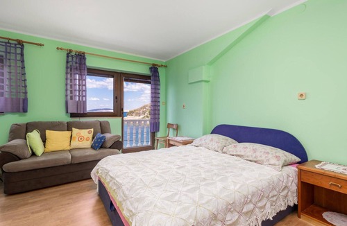 Senj Apartment | Lovely apartment in Starigrad with house sea view