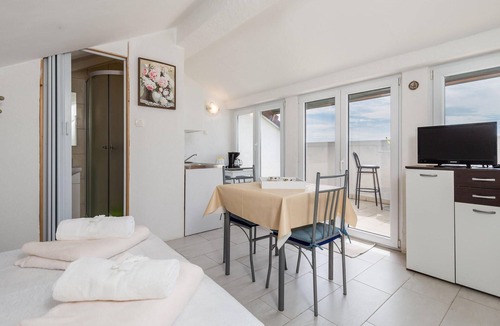 Vratarusa Apartment | Lovely apartment in Senj with WiFi