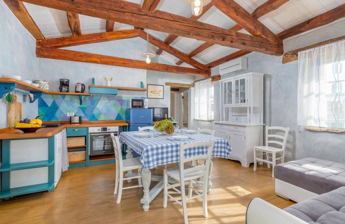 Karlovici Apartment | Lovely apartment in Zminj with swimming pool