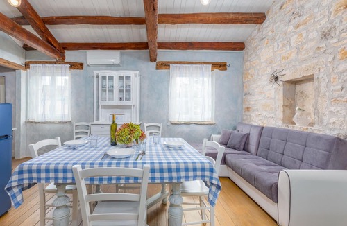 Karlovici Apartment | Lovely apartment in Zminj with swimming pool
