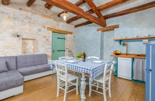 Karlovici Apartment | Lovely apartment in Zminj with swimming pool