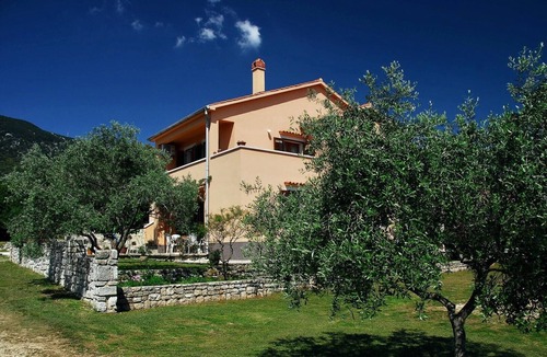 Nerezine Apartment | Lovely apartment LEA 300m from the beach