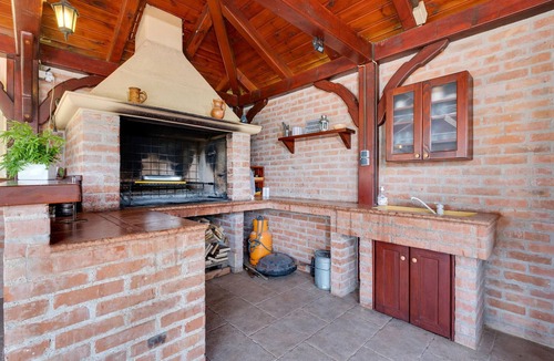 Breznik Plesivicki House | Lovely home in Jastrebarsko with WiFi